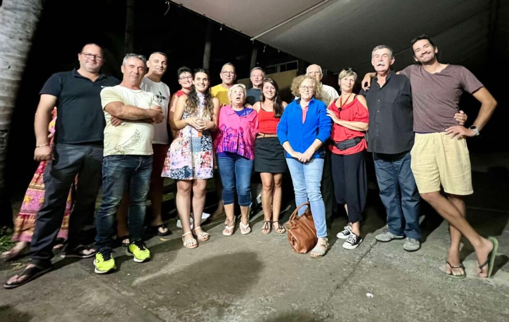 gloria-maris-974-reunion-saint-gilles-plongée - apnée - coraux - récif - exploration - océan - lagon - biodiversité - poissons tropicaux - tortues marines - raies - dauphins - épave - faune marine - flore sous-marine - profondeur - immersion - bouteille d'air - moniteur de plongée - initiation - plongée nocturne - sécurité - combinaison - masque - palmes - tuba - pression - courant marin - photographie sous-marine - formation - écosystème-handicape-handiplongee-handisub