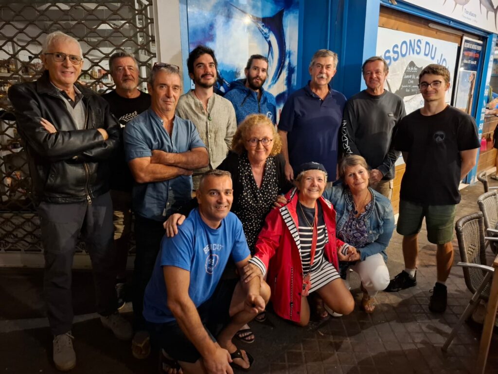 gloria-maris-974-reunion-saint-gilles-plongée - apnée - coraux - récif - exploration - océan - lagon - biodiversité - poissons tropicaux - tortues marines - raies - dauphins - épave - faune marine - flore sous-marine - profondeur - immersion - bouteille d'air - moniteur de plongée - initiation - plongée nocturne - sécurité - combinaison - masque - palmes - tuba - pression - courant marin - photographie sous-marine - formation - écosystème-handicape-handiplongee-handisub
